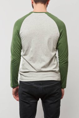 raglan kollu beyzbol gömlek gri izole kopya alanı ile insanın kısmi görünümü