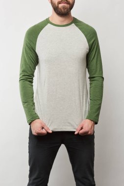 insanın temel raglan kollu beyzbol gömlek gri izole kopya alanı ile kısmi görünümü
