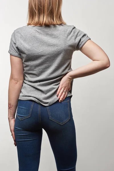 Baksidan Ung Kvinna Casual Grå Shirt Med Kopia Utrymme Isoleras — Stockfoto