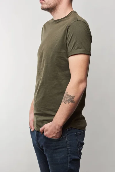 Beskuren Bild Tatuerade Mannen Khaki Shirt Med Kopia Utrymme Isolerad — Stockfoto