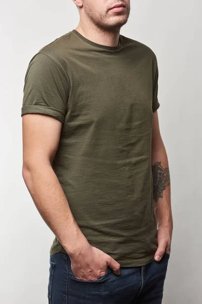 Beskuren Bild Tatuerade Mannen Khaki Shirt Med Kopia Utrymme Isolerad — Stockfoto