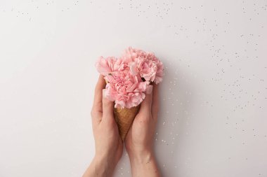 kısmi görünümü gri izole güzel pembe çiçekli gözleme koni tutan kadın 