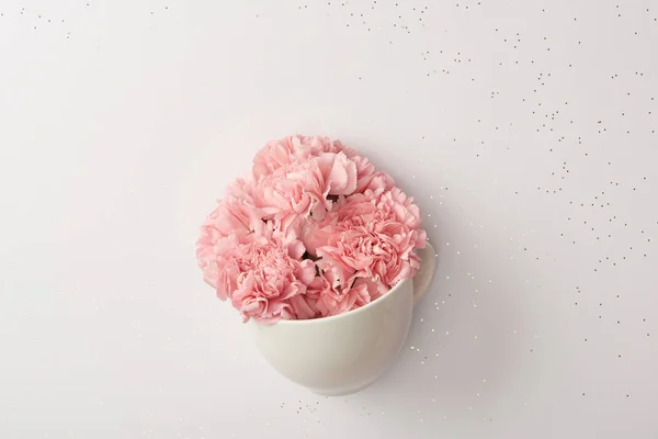 Όμορφα Ροζ Λουλούδια Γαρύφαλλο Λευκό Φλιτζάνι Απομονώνονται Γκρι — Φωτογραφία Αρχείου