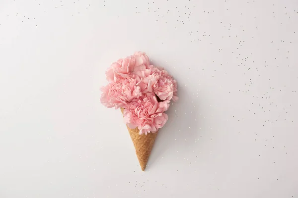 Vackra Rosa Nejlika Blommor Waffle Cone Isolerad Grå — Stockfoto