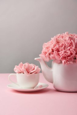 güzel pembe karanfil çiçek beyaz Çaydanlık ve bardak Grey görmek    