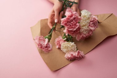 Kraft kağıt üzerinde pembe güzel çiçekler sarma kadının kırpılmış atış