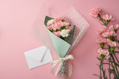 Güzel buket, pembe karanfil çiçek ve beyaz zarf pink izole 