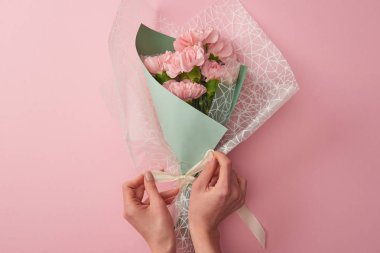 pink izole güzel ihale çiçek buketi bağlayan kadın kırpılmış atış