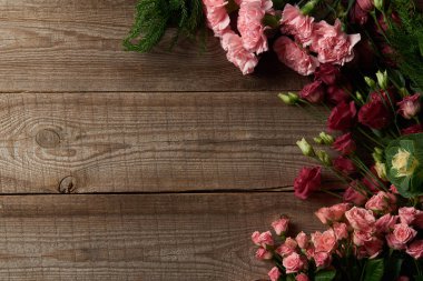 güzel kırmızı ve pembe çiçekler üstten görünüm ahşap yüzey üzerinde