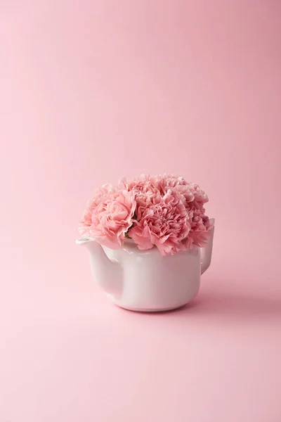 Bollitore Bianco Con Bellissimi Teneri Fiori Rosa Sfondo Rosa — Foto Stock