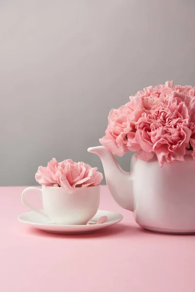 Vista Cerca Hermosas Flores Clavel Rosa Tetera Blanca Taza Gris — Foto de Stock