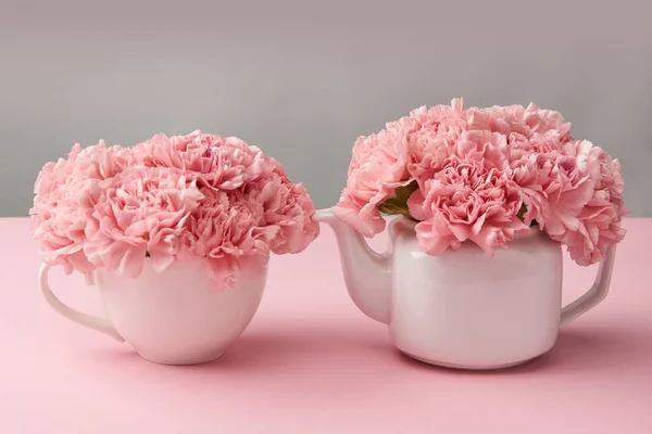Πανέμορφο Τρυφερό Ροζ Λουλούδια Λευκή Τσαγιέρα Και Κούπα Γκρι — Φωτογραφία Αρχείου