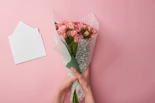 Tiro Cortado Mulher Segurando Buquê Belas Rosas Envelope Branco Isolado — Fotografia de Stock