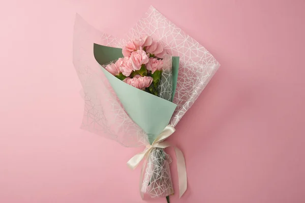 在粉红色隔离的美丽的柔嫩花束的顶部视图 — 图库照片