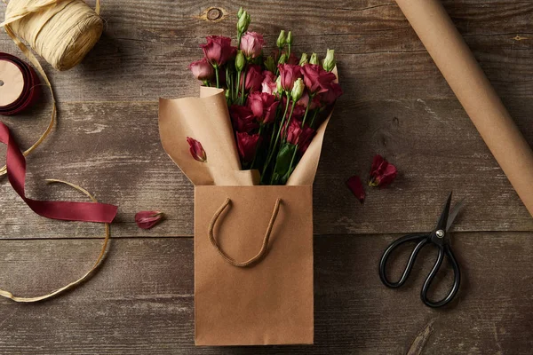 Mooie Rode Eustoma Bloemen Papieren Zak Schaar Kraft Papier Linten — Stockfoto