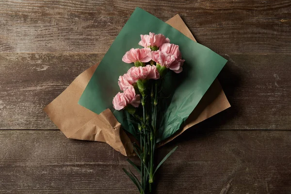 Widok Góry Piękny Różowy Goździk Kwiatów Craft Paper Powierzchni Drewnianych — Zdjęcie stockowe