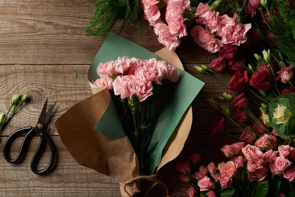 Vista Superior Belas Flores Concurso Com Papel Artesanal Tesoura Superfície — Fotografia de Stock