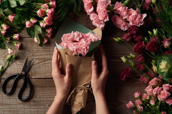 Cropped Shot Female Hands Holding Beautiful Bouquet Tender Flowers Scissors — Stock Photo, Image