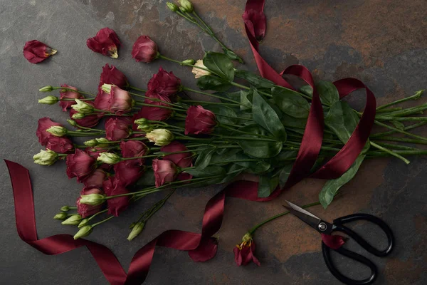 Top View Eustoma Όμορφα Λουλούδια Κορδέλα Και Ψαλίδι Στην Σκοτεινή — Φωτογραφία Αρχείου