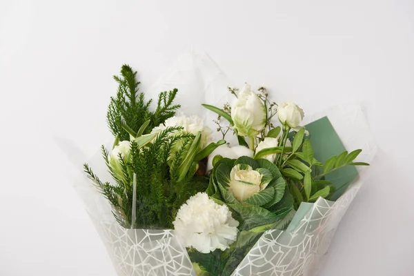 Vackra Anbud Vita Blommor Med Gröna Blad Isolerad Grå — Stockfoto