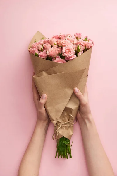 Tiro Recortado Mãos Femininas Segurando Buquê Belas Rosas Rosa Envolto — Fotografia de Stock