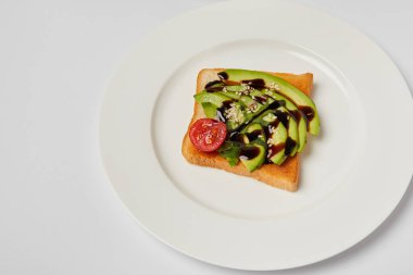 avokado ve kiraz domates ekmek en iyi görünümü gri kağıt üzerinde