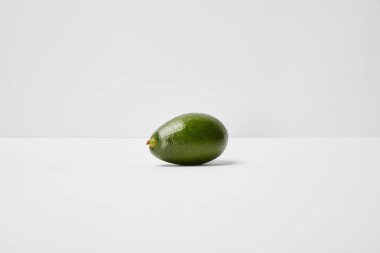 seçici odak gri arka plan üzerinde tüm avokado