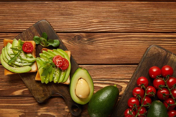 Vista Superior Tostadas Con Aguacates Tomates Cherry Sobre Fondo Madera — Foto de Stock