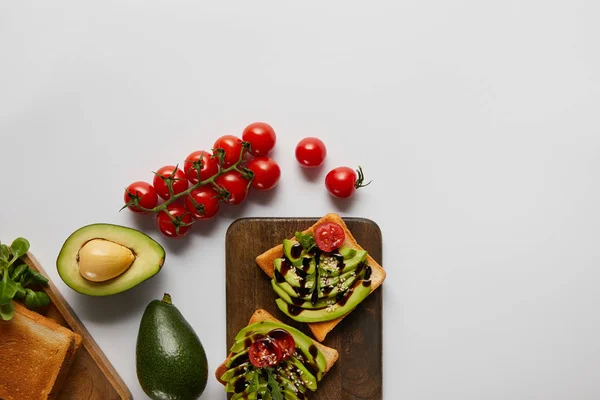 Vedere Sus Toasturilor Plăci Tăiere Din Lemn Avocado Roșii Cherry — Fotografie, imagine de stoc