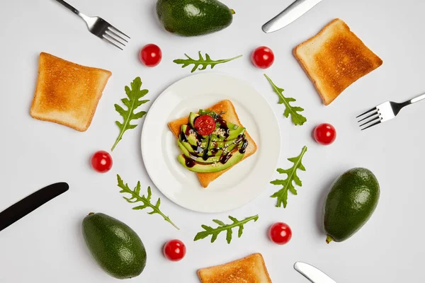 Vue Dessus Des Toasts Sur Assiette Avec Avocats Tomates Cerises — Photo