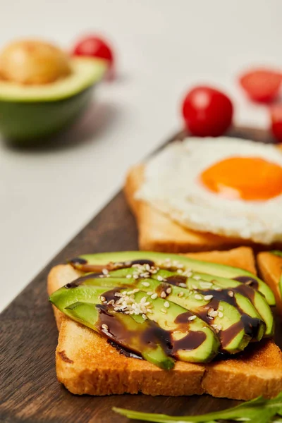 Selective Focus Cutting Board Toasts Scrambled Egg Cherry Tomatoes Avocado — Stock Photo, Image