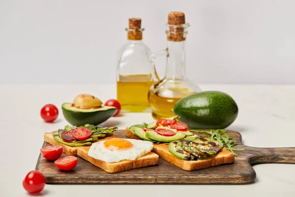 Selektiver Fokus Des Holzschneidebretts Mit Toasts Rührei Kirschtomaten Avocados Und — Stockfoto