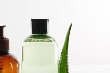 Kozmetik dağıtıcı losyon ve şişe serum beyaz yüzeyi ile