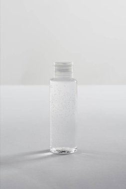 Kopya alanı beyaz zemin üzerine şeffaf Kozmetik şişe