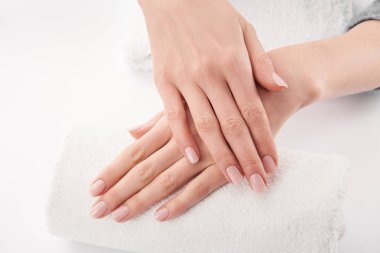 Kadın kozmetik krem beyaz arka plan üzerinde uygulama kısmi görünümünü