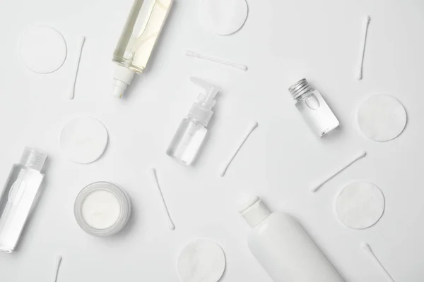 白色背景上不同化妆品容器 棉棒和化妆品垫的顶视图 — 图库照片