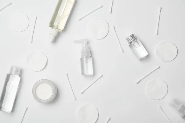 Tampilan Atas Botol Kosmetik Yang Berbeda Tongkat Katun Dan Bantalan — Stok Foto