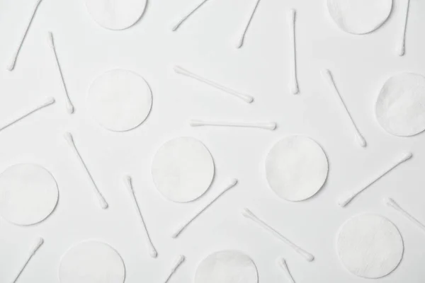 Κάτοψη Του Βαμβακιού Cticks Και Καλλυντικών Μαξιλάρια Λευκό Φόντο — Φωτογραφία Αρχείου