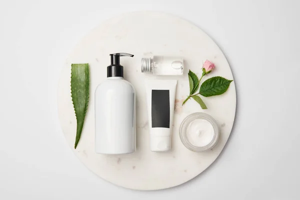 Felülnézet Különböző Kozmetikai Konténerek Aloe Vera Levél Rózsa Virág Fehér — Stock Fotó