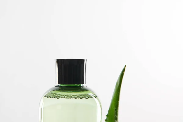 Διαφανή Καλλυντικά Μπουκάλι Και Aloe Vera Φύλλο Λευκό Φόντο — Φωτογραφία Αρχείου