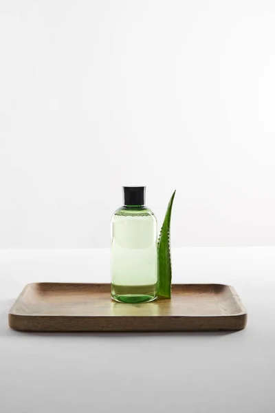 Botella Cosmética Transparente Hoja Aloe Vera Bandeja Madera Superficie Blanca — Foto de Stock