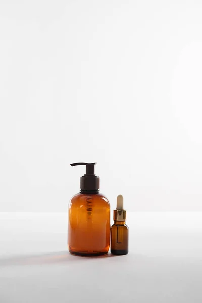 Cosmetische Dispenser Met Lotion Fles Serum Witte Achtergrond — Stockfoto