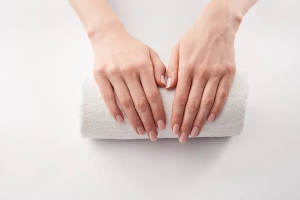 Teilansicht Weiblicher Hände Auf Weich Gerolltem Handtuch Auf Weißem Hintergrund — Stockfoto