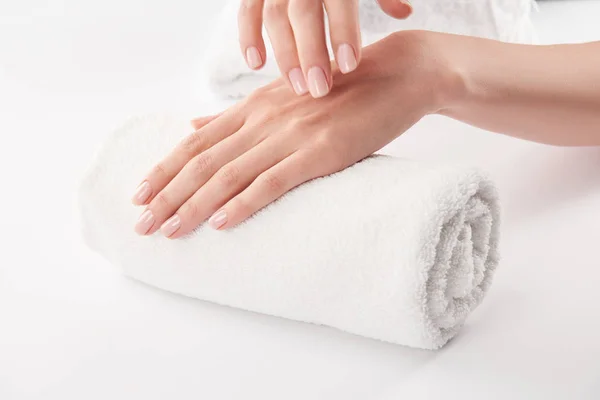 Gedeeltelijke Weergave Van Vrouwelijke Handen Terry Handdoek Witte Achtergrond — Stockfoto