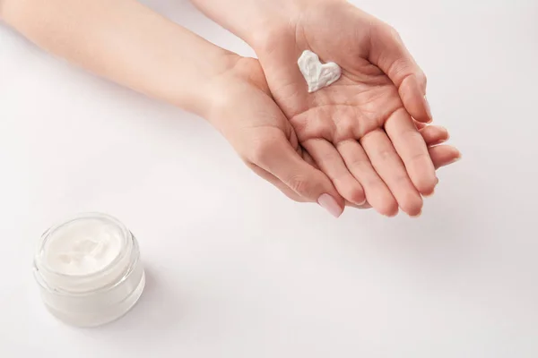 Kadının Kalp Şeklinde Kozmetik Krem Beyaz Arka Plan Üzerinde Uygulama — Stok fotoğraf