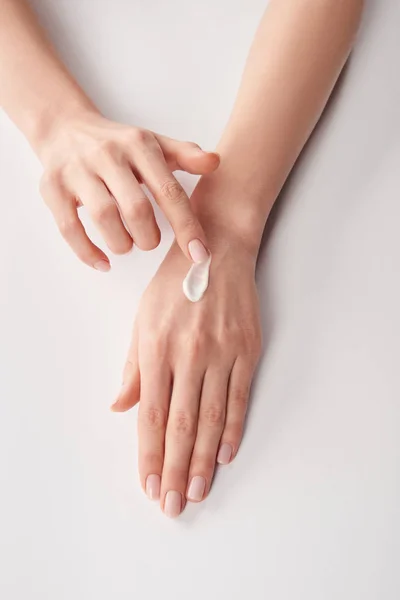 Vista Parziale Della Donna Che Applica Crema Cosmetica Sfondo Bianco — Foto Stock