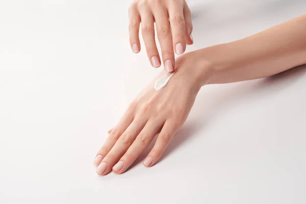 Teilansicht Der Frau Die Kosmetische Creme Auf Weißem Hintergrund Aufträgt — Stockfoto