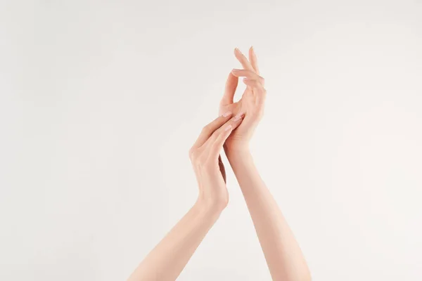 Teilansicht Gepflegter Weiblicher Hände Auf Weißem Hintergrund — Stockfoto