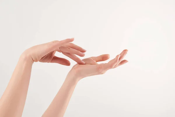 Vista Parcial Das Mãos Bem Cuidadas Femininas Sobre Fundo Branco — Fotografia de Stock