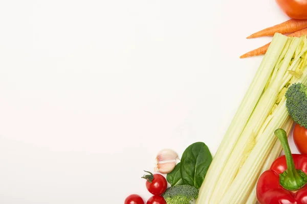 セロリと野菜の白い背景の上の平面図 — ストック写真